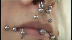 Spôsobiť môžu vážne zdravotné problémy. Piercing a tetovanie si dávajú už aj tínedžeri, rodičia chcú zmenu zákona