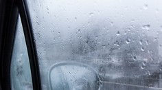 Zahmlievajú sa vám okná v aute? Toto vám rýchlo a účinne pomôže