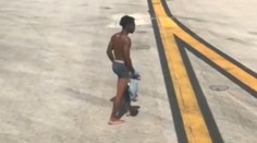 Cestujúci lietadla neverili vlastným očiam: Po ranveji pobehoval polonahý muž