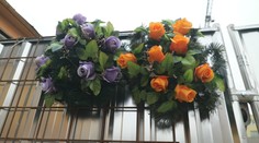 Dušičkové vence zháňame aj v zahraničí. Rodiny sa dokonca na aranžmány skladajú