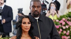 Kim Kardashian prvýkrát ukázala štvrté dieťa. Prezradila aj jeho meno