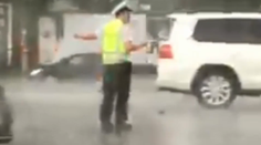 Tohto policajta z Bratislavy nič nezastaví: Pozrite si, za akých podmienok riadil dopravu