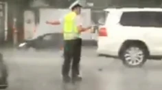 Tohto policajta z Bratislavy nič nezastaví: Pozrite si, za akých podmienok riadil dopravu