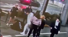 VIDEO: Útok v hlavnom meste. Bitku aj tvár agresívneho mladíka zachytili kamery