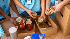 Bratislavské samosprávy spustili hmotné zbierky. Tu sa dozviete, kde môžete veci a potraviny odovzdať