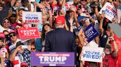 Americký prezident Biden telefonoval s Trumpom. Vracia sa do Washingtonu