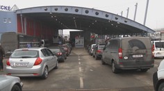 Hraničné priechody na východe praskajú vo švíkoch. Zaplnili ich Ukrajinci