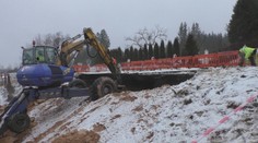 Cesta medzi Horehroním a Gemerom je stále poškodená. Obrovskú jamu vyplnia kamennou sutinou