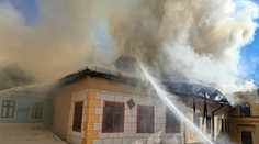 Policajti prerušili vyšetrovanie ničivého požiaru v Banskej Štiavnici. Spôsobiť ho mal skrat, domáci si myslia, že kábel prehrýzla kuna