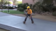Toto je postmoderný skateboard. Alebo skôr korčule?
