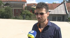 Policajti ho na základe videa podozrievali z vylamovania zrkadiel na autách. Pred úradom dokázal svoju nevinu