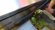 Chlapcovi sa zasekla noha v eskalátore. Pred vážnym zranením ho zachránila pohotová reakcia otca