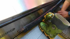 Chlapcovi sa zasekla noha v eskalátore. Pred vážnym zranením ho zachránila pohotová reakcia otca