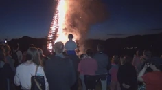 Jánska noc má svoju moc. Ľudia sa tradícii nevzdali, vatra nesmela chýbať