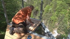 Bolo ťažké zohnať chlapov, ktorí by si s vŕtačkou trúfli postaviť sa nad 80-metrový kaňon