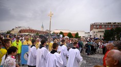 Po dvoch rokoch konečne bez opatrení. Tisícky veriacich sa zišli pod Zoborom na národnej púti