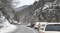 Silný vietor aj padajúce skaly. Cestári upozorňujú na riziká na niektorých úsekoch