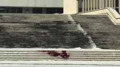 V mestách sa objavili krvavé tričká, v Košiciach vyliali pred magistrátom krv