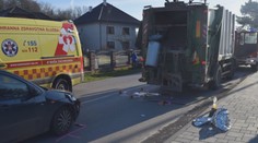 Vodič (70) pri Partizánskom narazil do smetiarskeho auta. Pracovníkovi hrozí amputácia končatiny