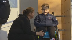Boj sa vyplatil. Chlapec na vozíku, ktorého odmietli vziať do prvého ročníka, napokon do školy nastúpil