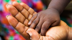 Žena sa snažila zmeniť farbu pleti jej detí. Namiesto toho im krém, ktorý použila, zjazvil telá