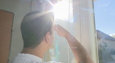 Zabíja ho slnko, no túžil prežiť aspoň jediný deň ako zdravé dieťa. Cudzí ľudia mu nezištne splnili sen