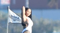 Blac Chyna v tango plavkách. Silikónový zadok rozpleštila na zábradlí