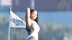 Blac Chyna v tango plavkách. Silikónový zadok rozpleštila na zábradlí