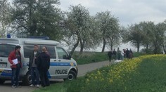 Záhadná smrť. V priekope našli telá 18-ročné mladíka a staršieho muža