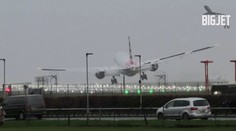 VIDEO: Nebezpečné pristátie sledovali so zatajeným dychom. Pilot si musel poradiť so silným vetrom