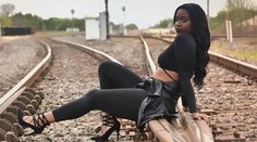 Krátko po vzniku tejto fotky prišla mladučká modelka o život. Čakala bábätko