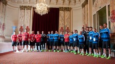 Našich futbalistov privítali vo francúzskom Vichy, dostali aj darčeky