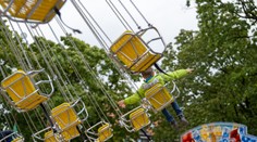 Na kolotoči v Kozárovciach sa zranili štyri deti. Dve školáčky brala sanitka