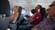 Pasažier lietadla sa pokúšal otvoriť dvere počas letu. Spolucestujúci ho museli spútať lepiacou páskou