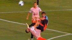 VIDEO: Brutálny zákrok vyvolal hromadné bitky. Obranca súperovi takmer odkopol hlavu