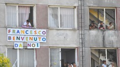 Záhraničné médiá: Pápežova návšteva Luníka IX ukázala aj to, ako sú Rómovia vylúčení