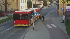 Hlúpa hra sa takmer skončila tragédiou. Dievča sotilo spolužiačku pod kolesá autobusu