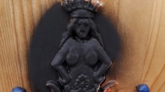 Zneuctili erb Veľkých Kozmáloviec, niekomu sa nepáčil odhalený dekolt