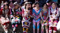 Ani polonahé, ani úplne zahalené. Tadžikistan vydal nové odporúčania pre odievanie žien