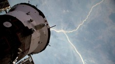 Blesky na vesmírnej stanici alebo optický klam?