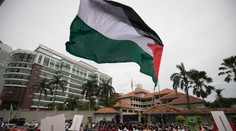 Stovky Palestínčanov sa dostali do potýčiek s políciou, hlásia prvé obete