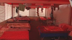 Po požiari v Stropkove ľudia žijú v stanoch. V snahe zabrániť stavbe chatrčí chce mesto zadovážiť kontajnery