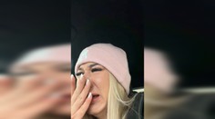 Mladá vodička uviazla s autom pri výjazde z garáže. Za srdcervúce video si ju ľudia poriadne podali