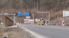 Pod Donovalmi začali opravovať štvorprúdovú cestu, vodičov čakajú obmedzenia