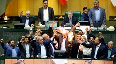 Iránski poslanci zapálili v parlamente papierovú americkú zástavu