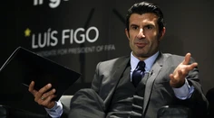 Figo nebude hrať v Zápase legiend UEFA za Barcu