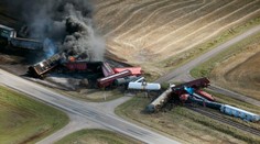 V Kanade sa vykoľajil vlak, dva vagóny s ropou zachvátil obrovský požiar
