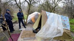 Medzi bezdomovcami v Bratislave našli policajti iba trojročného chlapca