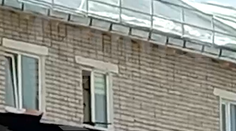 VIDEO: Rus sa po 16 rokoch opil. Vytiahol zbraň a začal z okna strieľať po okoloidúcich aj policajtoch