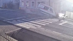 VIDEO: Desivá nehoda sanitky s pacientom. Zrážke s osobným autom predchádzala séria chýb